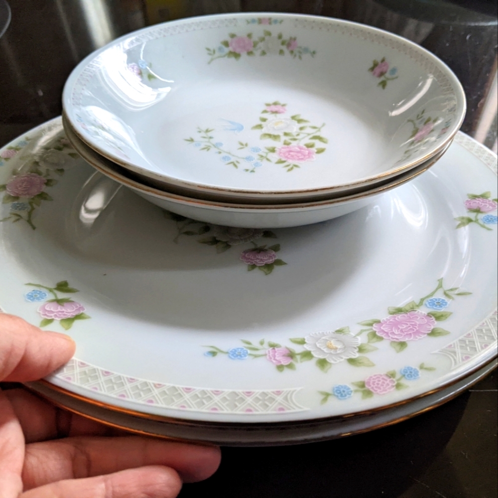 5/$35 Dinnerware and cream and sugar set